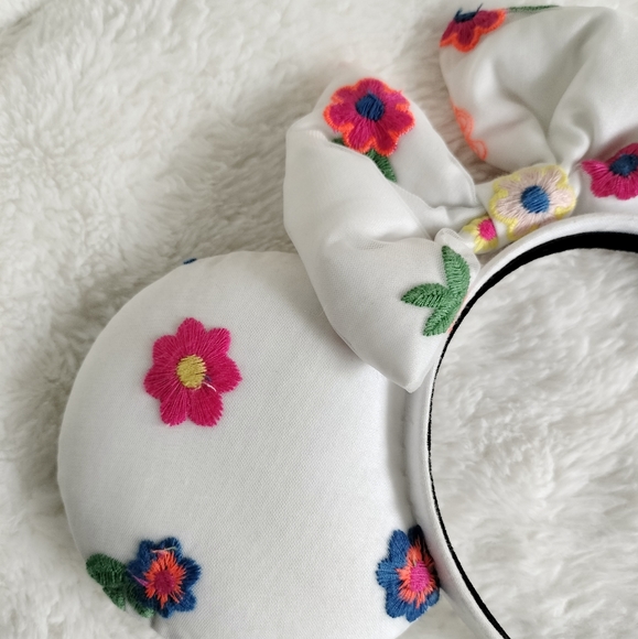 ✨SOLD✨Embroidered Flower Mouse Ears - Picture 3 of 10
